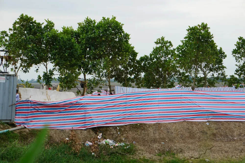 bé trai rơi trụ bê tông bé trai rơi trụ bê tông