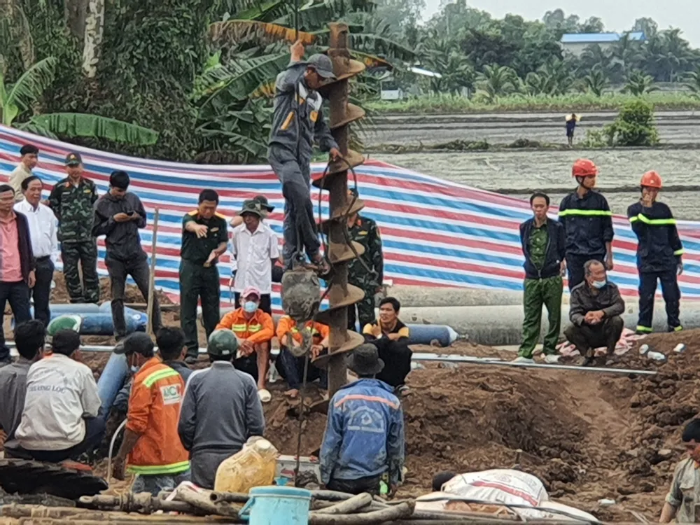 bé trai rơi trụ bê tông bé trai rơi trụ bê tông