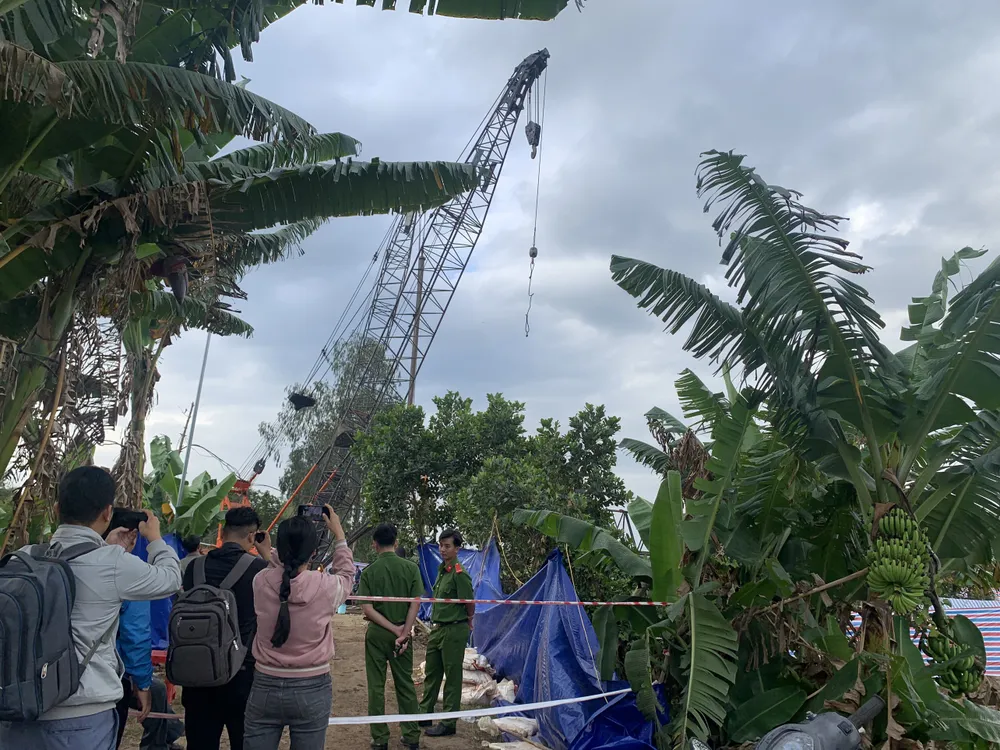 Phóng viên chỉ được tác nghiệp từ rất xa Phóng viên chỉ được tác nghiệp từ rất xa