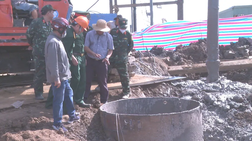 Công tác lấy bùn đất từ lồng ống thép để sớm đưa trụ bê tông lên. Công tác lấy bùn đất từ lồng ống thép để sớm đưa trụ bê tông lên.