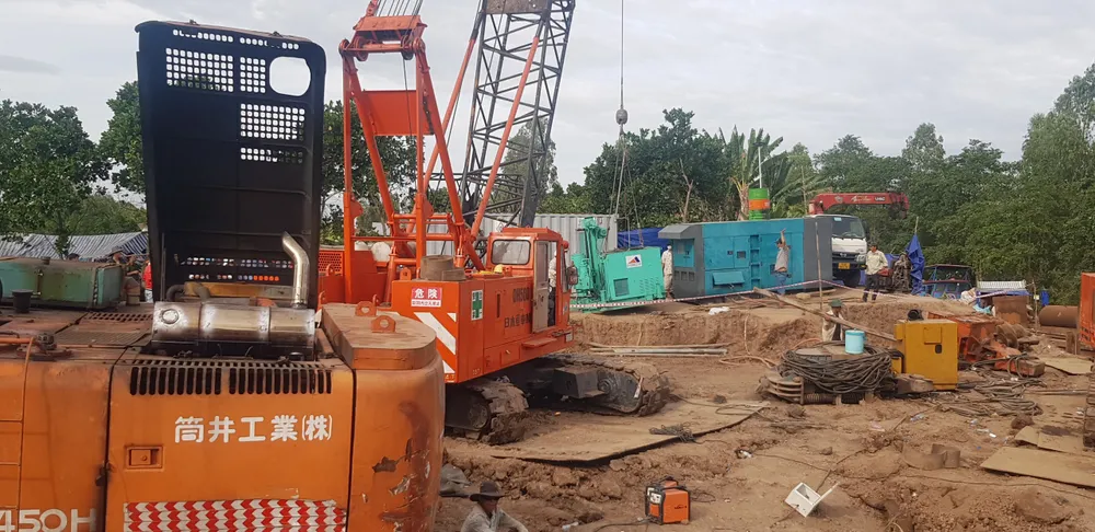 bé trai rơi xuống trụ bê tông