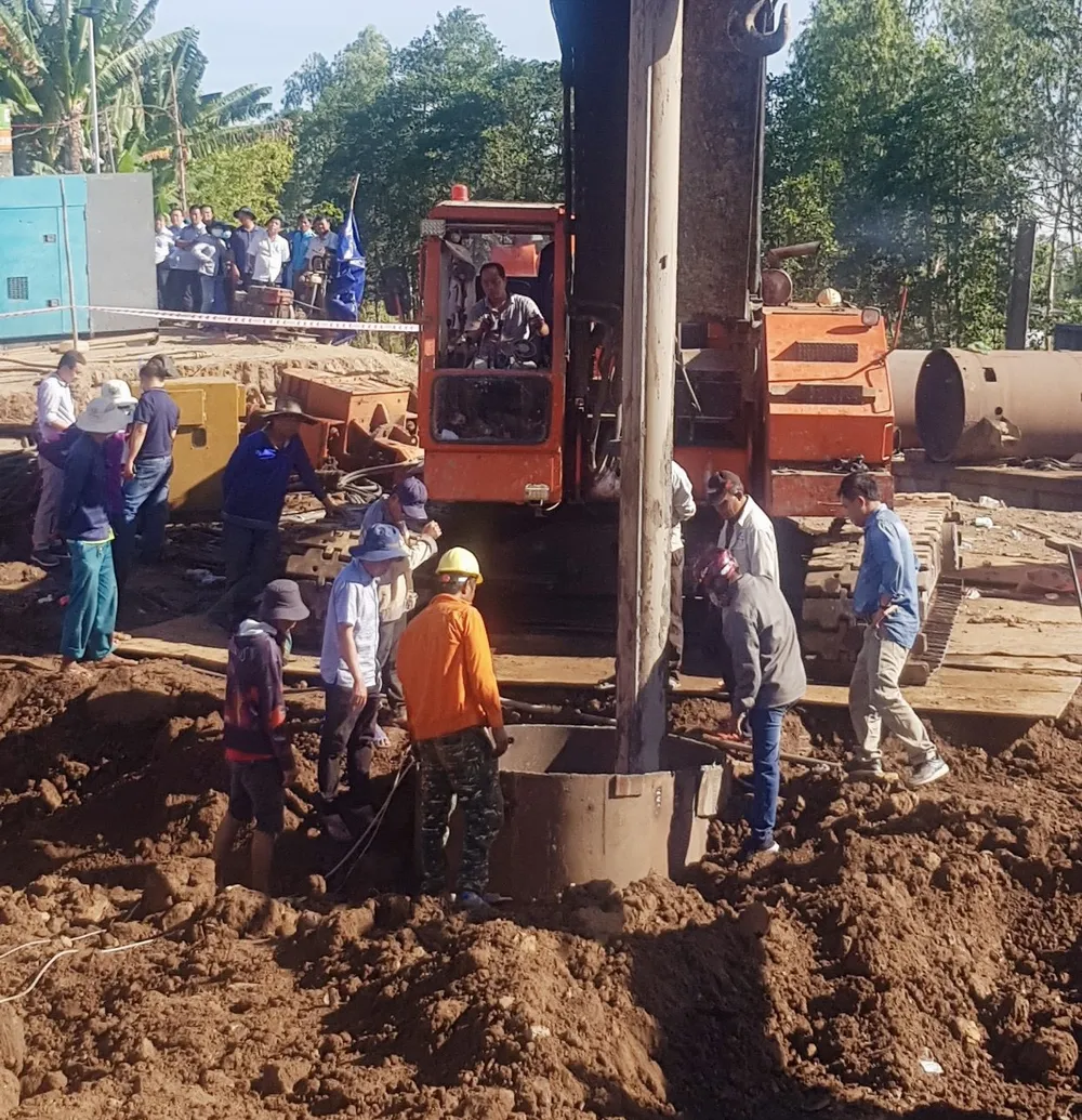 Lực lượng cứu hộ đã hoàn thành việc đóng ống thép lồng ngoài. Lực lượng cứu hộ đã hoàn thành việc đóng ống thép lồng ngoài.