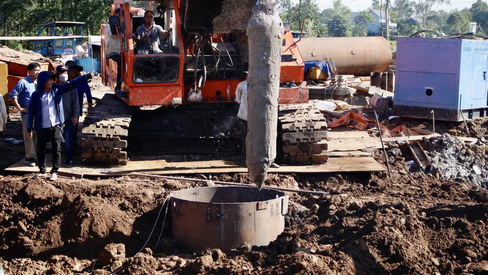 Công tác lấy bùn đất từ lồng ống thép để sớm đưa trụ bê tông lên. Công tác lấy bùn đất từ lồng ống thép để sớm đưa trụ bê tông lên.