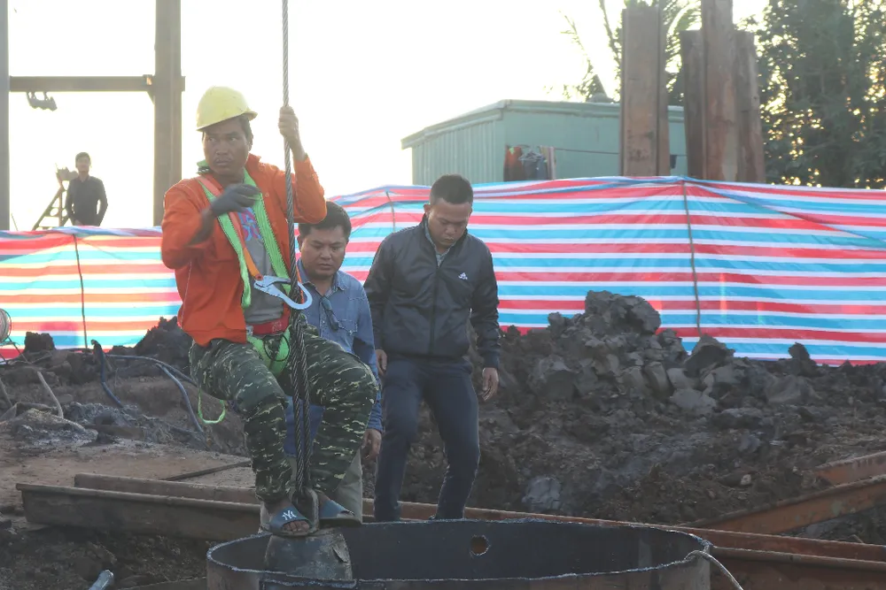 Thành viên đội cứu hộ xuống kiểm tra bên trong ống thép Thành viên đội cứu hộ xuống kiểm tra bên trong ống thép