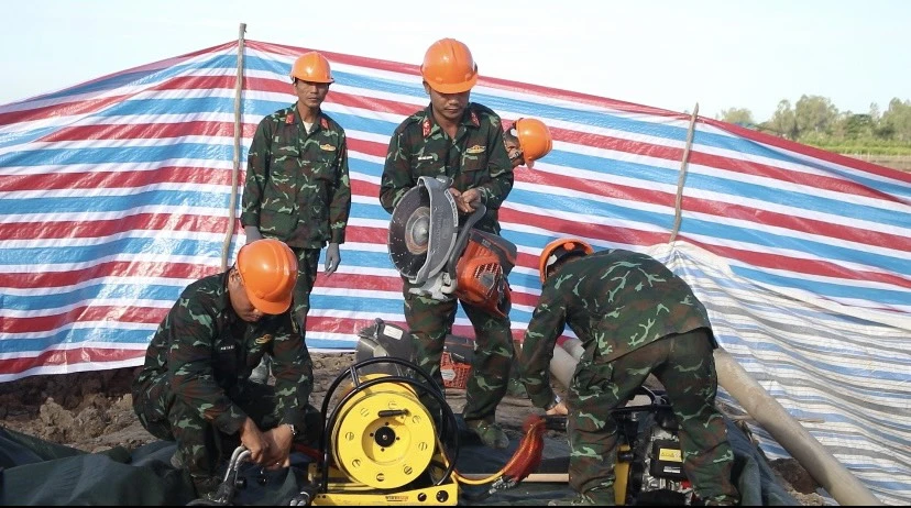 bé trai rơi trụ bê tông