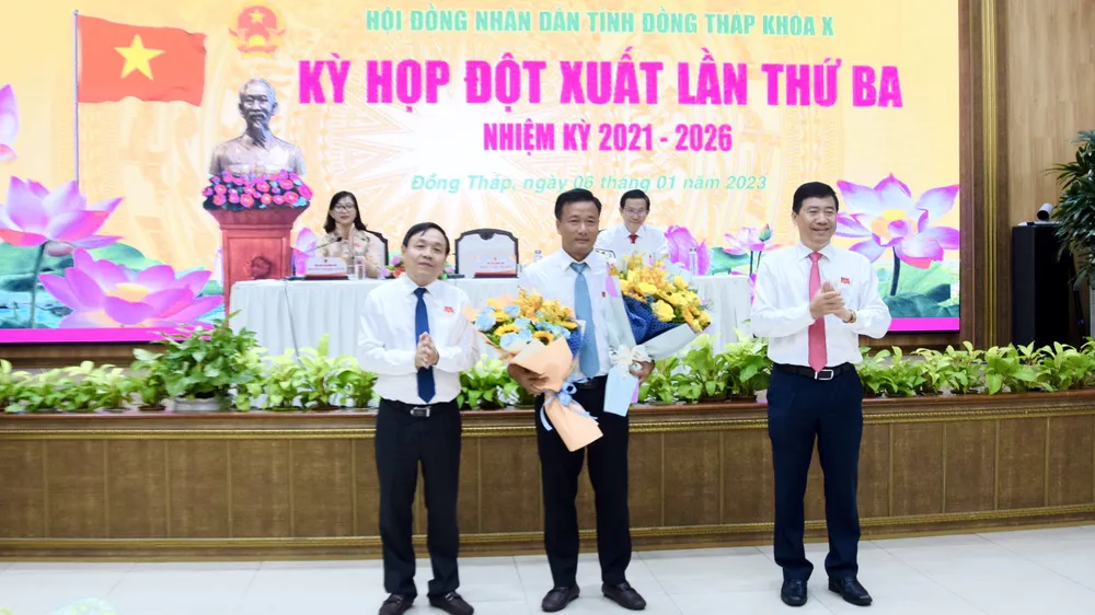 Chủ tịch HĐND tỉnh Phan Văn Thắng và Chủ tịch UBND tỉnh ông Phạm Thiện Nghĩa tặng hoa chúc mừng ông Nguyễn Phước Thiện đắc cử chức vụ Phó chủ tịch UBND tỉnh Chủ tịch HĐND tỉnh Phan Văn Thắng và Chủ tịch UBND tỉnh ông Phạm Thiện Nghĩa tặng hoa chúc mừng ông Nguyễn Phước Thiện đắc cử chức vụ Phó chủ tịch UBND tỉnh