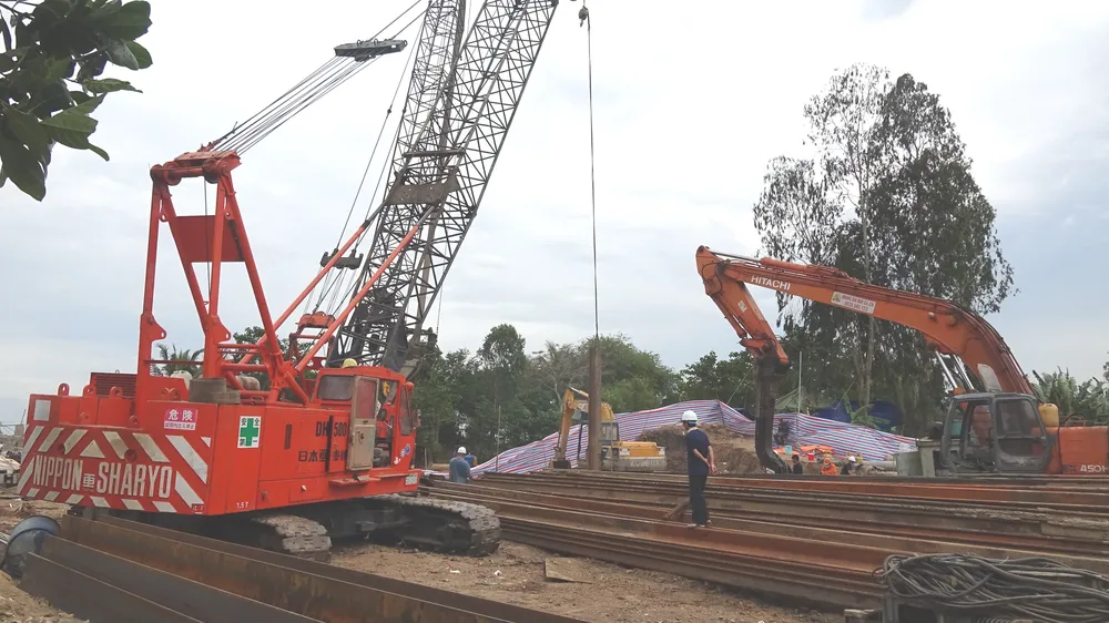 bé trai rơi trụ bê tông bé trai rơi trụ bê tông