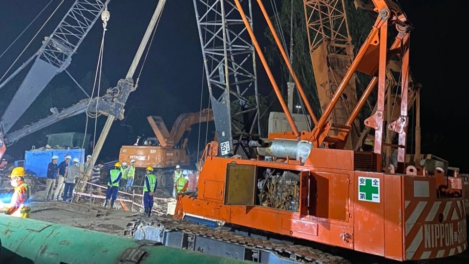 bé trai rơi trụ bê tông