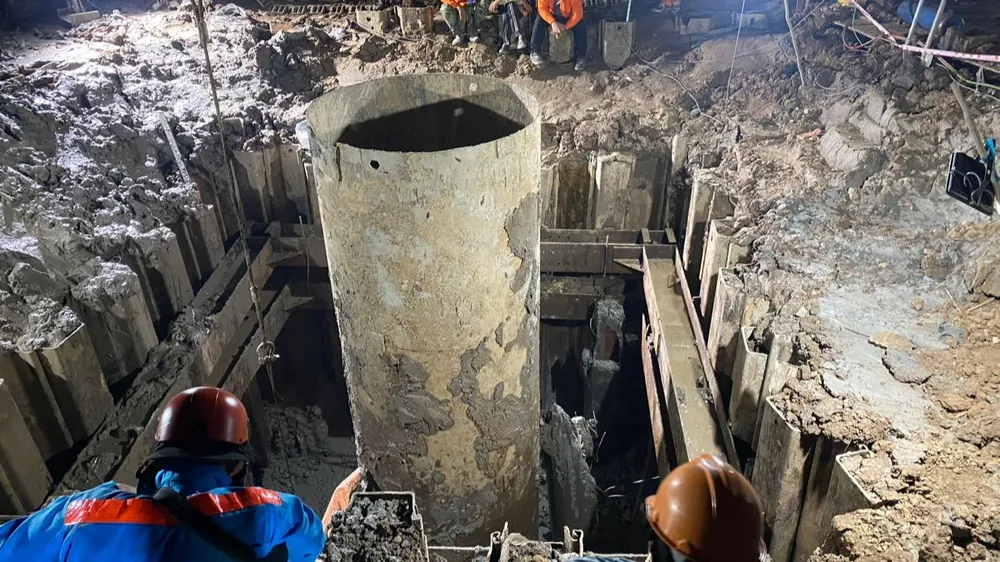 bé trai rơi trụ bê tông