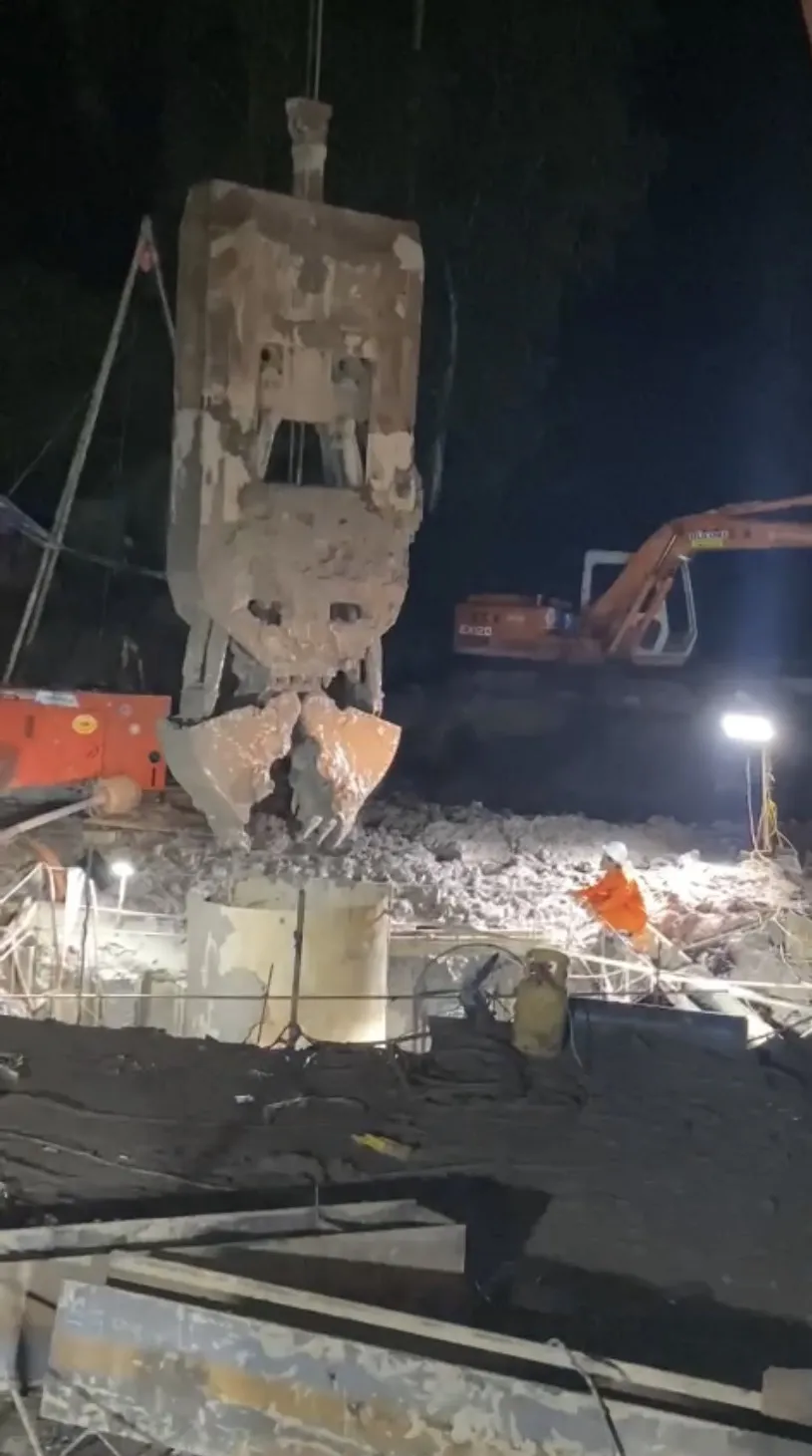 bé trai rơi trụ bê tông