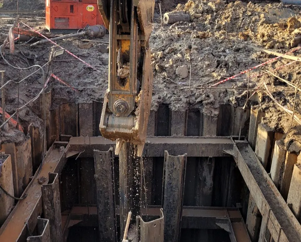 bé trai rơi trụ bê tông