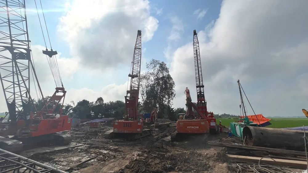 bé trai rơi trụ bê tông bé trai rơi trụ bê tông