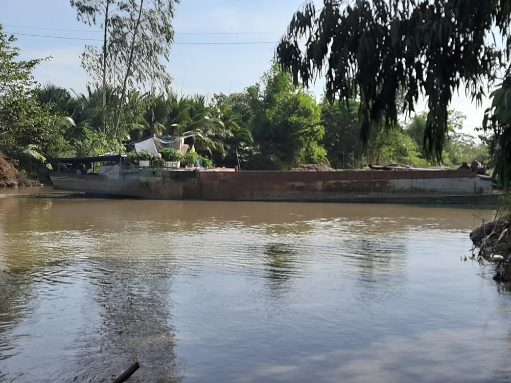 bé trai rơi trụ bê tông