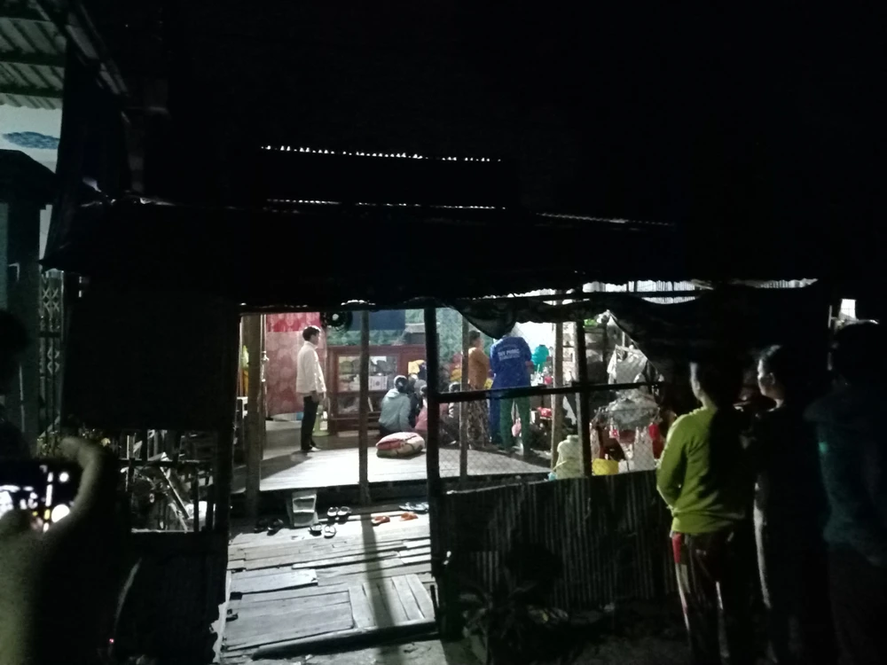 bé trai rơi trụ bê tông