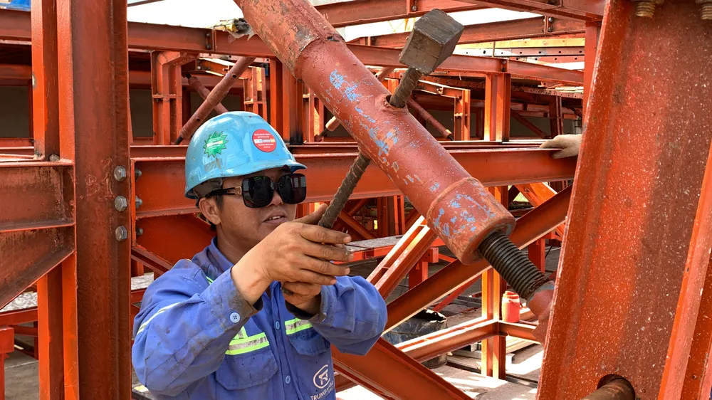 Hiện nhà thầu đang triển khai 3 mũi thi công để đảm bảo hoàn thành tiến độ được giao Hiện nhà thầu đang triển khai 3 mũi thi công để đảm bảo hoàn thành tiến độ được giao