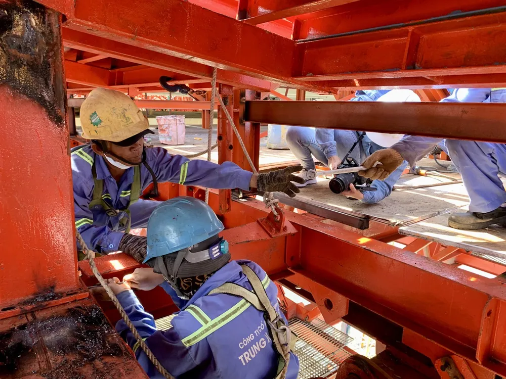 Không khí làm việc sôi động tại công trường thi công cầu Mỹ Thuận 2 ngày tết Không khí làm việc sôi động tại công trường thi công cầu Mỹ Thuận 2 ngày tết