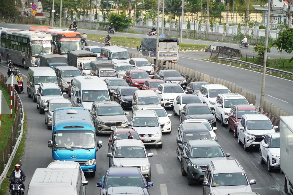 Đồng loạt người dân miền Tây trở lại các tỉnh, thành Đông Nam Bộ làm việc khiến ùn tắc cục bộ.