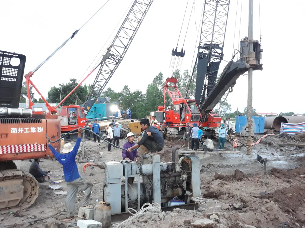 bé trai rơi trụ bê tông