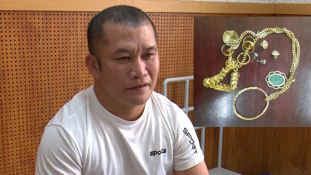 trộm tiền vàng đi đánh bạc