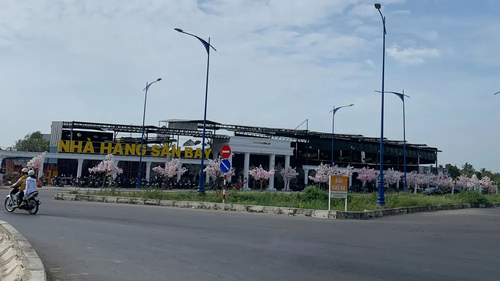 nhà hàng trên đất lúa