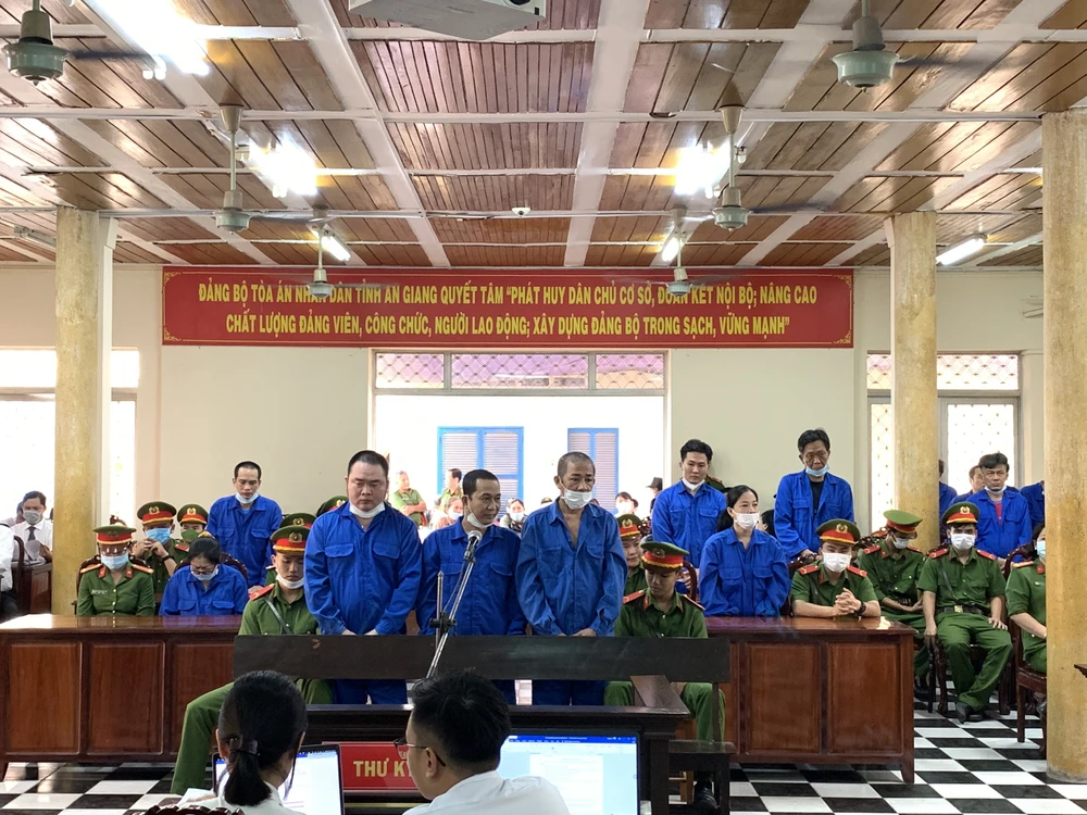 buôn lậu 51kg vàng