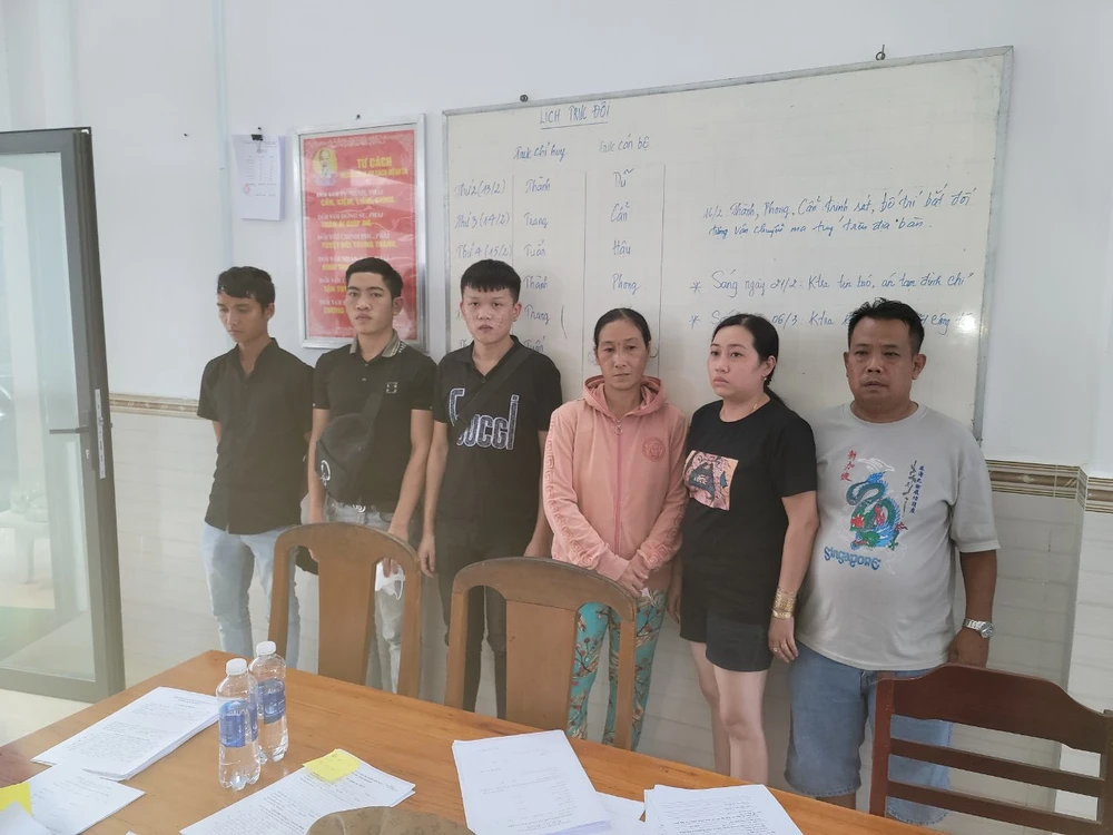 Công an đang tạm giữ những người có hành vi đổi tiền cho người chơi game bắn cá để phục vụ điều tra Công an đang tạm giữ những người có hành vi đổi tiền cho người chơi game bắn cá để phục vụ điều tra