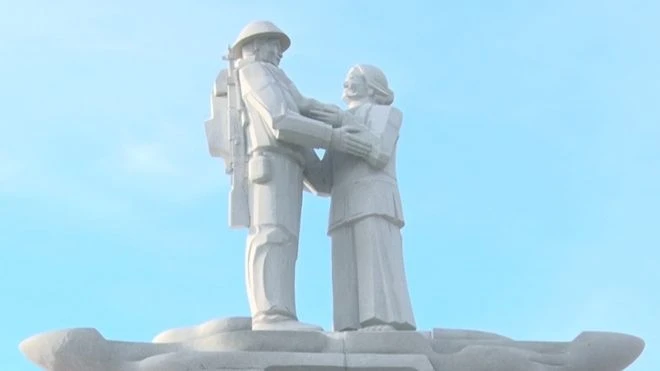 Tượng đài tưởng niệm sự kiện Tập kết năm 1954 Tượng đài tưởng niệm sự kiện Tập kết năm 1954