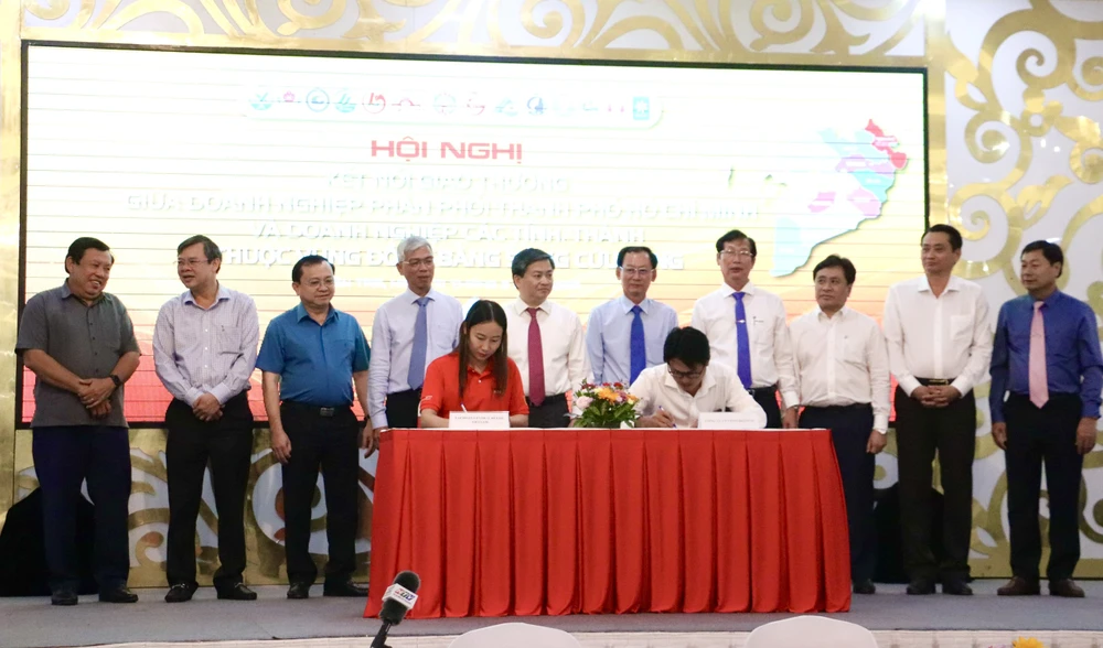 Lãnh đạo TP.HCM và các tỉnh thành chứng kiến lễ ký kết giao thương giữa hệ thống phân phối TH.HCM với các doanh nghiệp cung ứng vùng ĐBSCL.