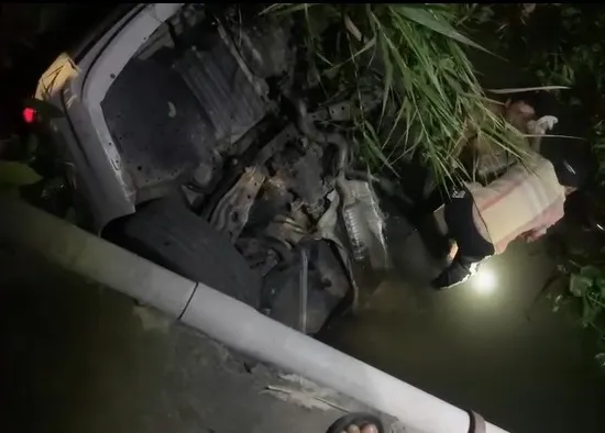 xe lao xuống kênh