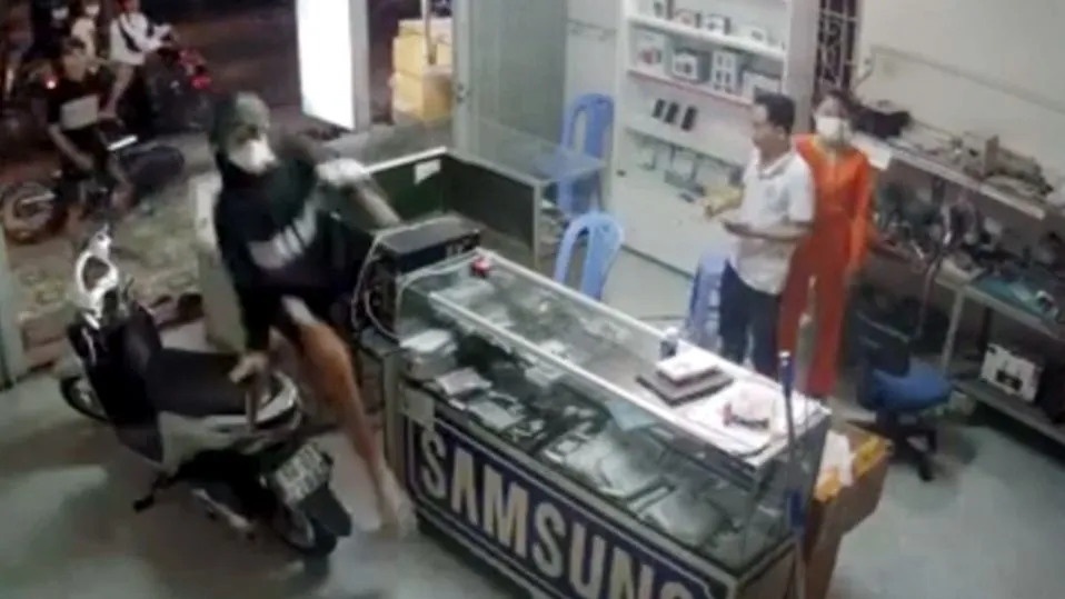 Tài và Phú cầm theo mã tấu hung hăng đuổi chém cán bộ công an