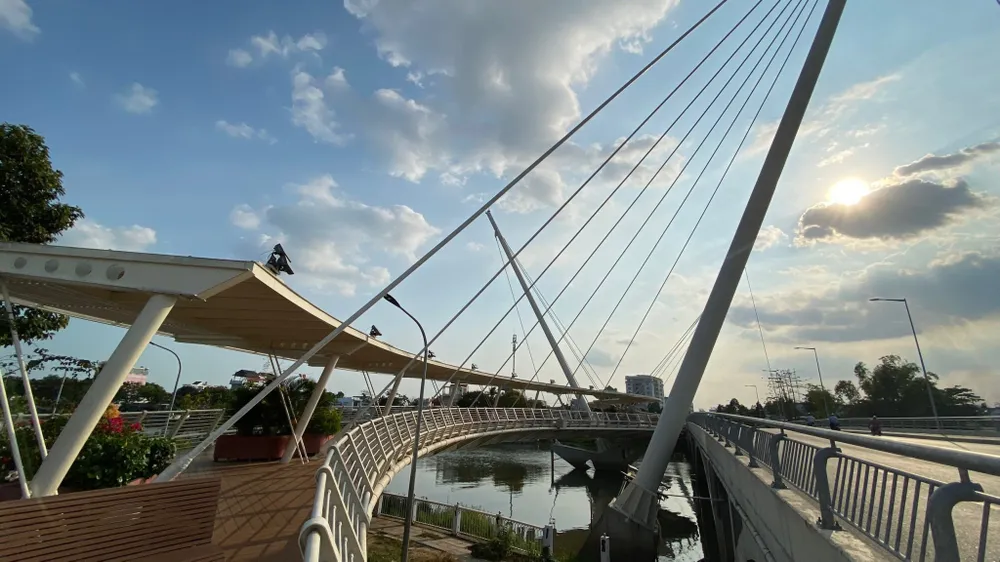 Tạm ngưng phương án tham quan cầu Nguyễn Thái Học, chuyển qua thử tải chuyển động tĩnh.