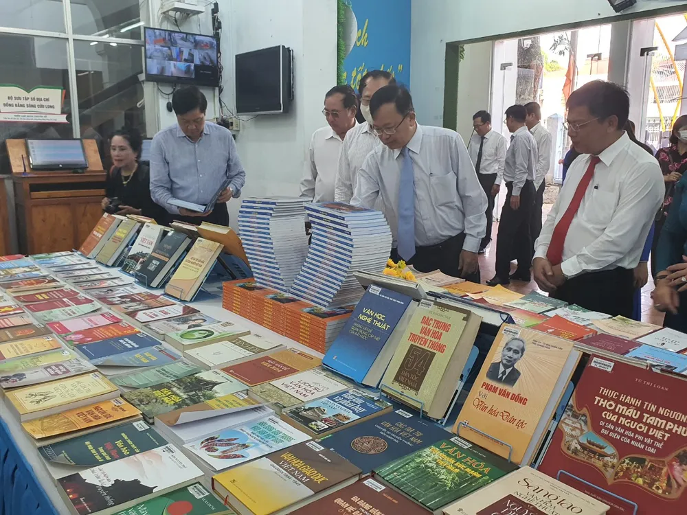 triễn lãm sách cần thơ