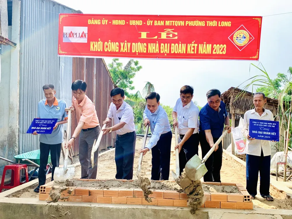 Các đại biểu thực hiện nghi thức khởi công nhà Các đại biểu thực hiện nghi thức khởi công nhà