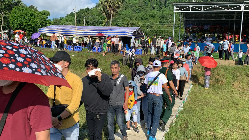 Vào các dịp lễ rất đông du khách đến Tri Tôn vui chơi, thưởng thức cảnh đẹp thiên nhiên