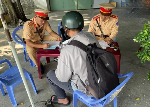 Lực lượng cảnh sát giao thông Công an Cần Thơ xử lý vi phạm an toàn giao thông. Ảnh: CACC