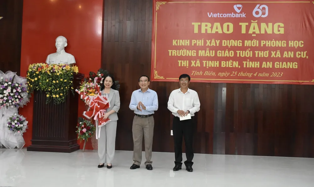 Phó Chủ tịch nước Võ Thị Ánh Xuân nhận hoa cảm ơn từ lãnh đạo địa phương