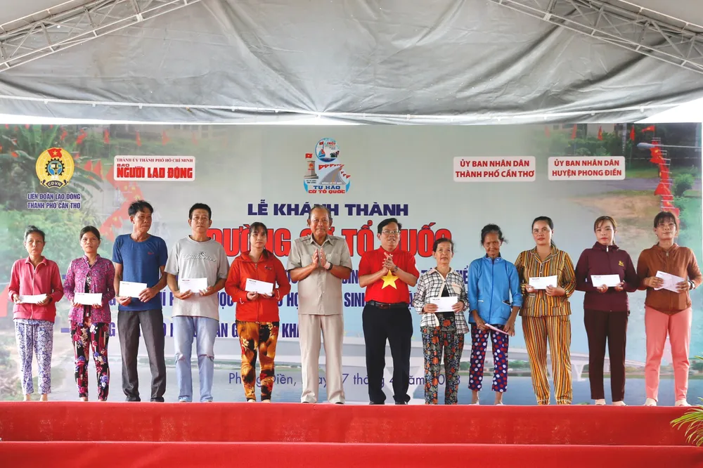 Nguyên Phó Thủ tướng Thường trực Chính phủ Trương Hoà Bình trao quà cho bà con có hoàn cảnh khó khăn