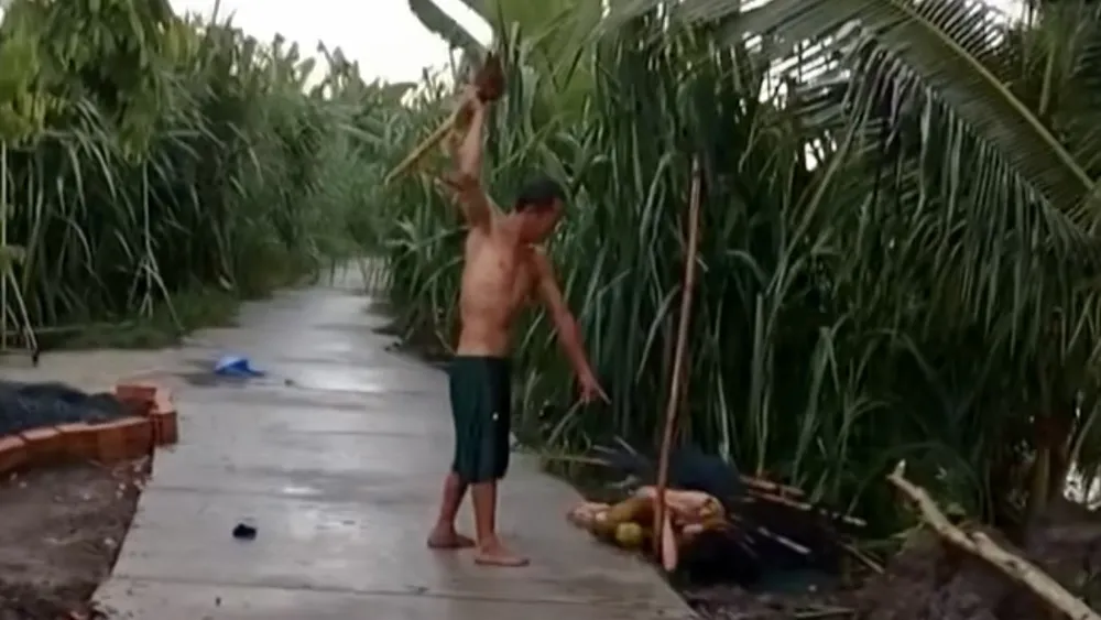 Mặc dù người phụ nữ van xin, người đàn ông vẫn dùng chổi đánh không thương tiếc Mặc dù người phụ nữ van xin, người đàn ông vẫn dùng chổi đánh không thương tiếc