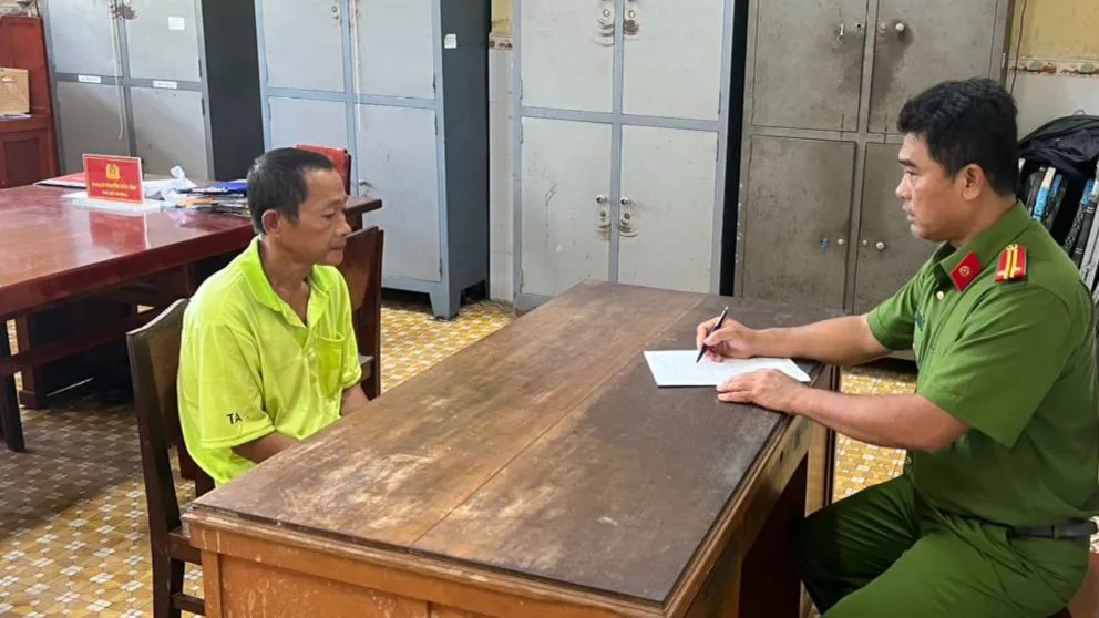 Công an làm việc với ông Nguyễn Ngọc Khoa. Ảnh: HN