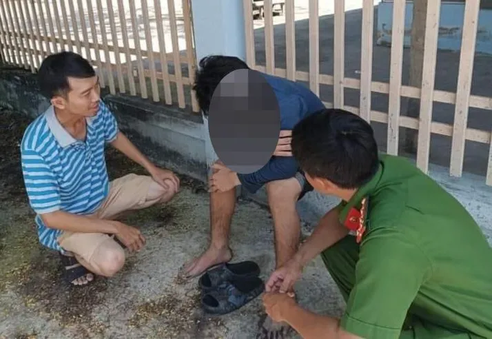 Lực lượng chức năng khuyên bảo, động viên em trai. Ảnh: CA