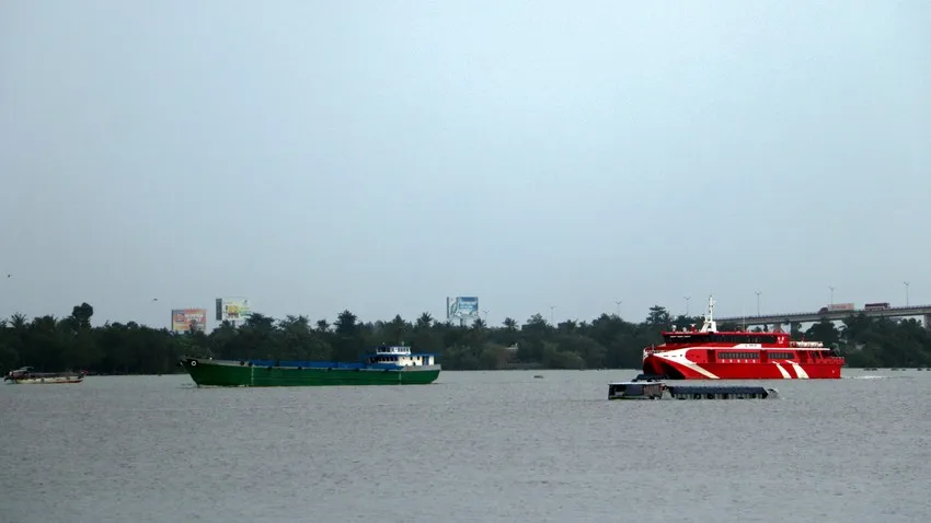 Tàu cao tốc chạy tuyến Cần Thơ - Trần Đề - Côn Đảo trên sông Hậu. Ảnh: CHÂU ANH