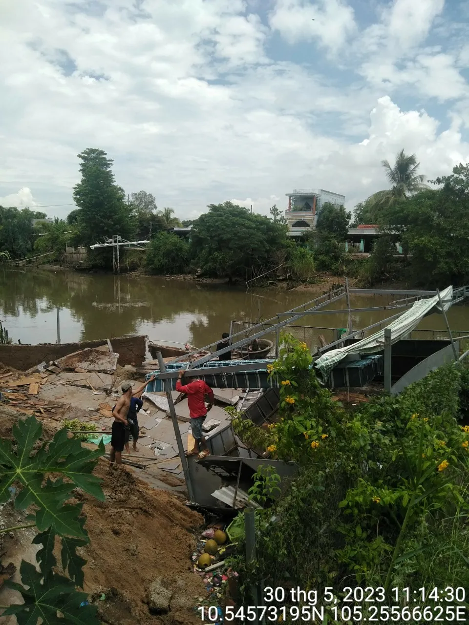 Vụ sạt lở bờ Nam kênh Ba Thê, tỉnh lộ 947, huyện Châu Phú ăn sâu vào đất liền khoảng 13m