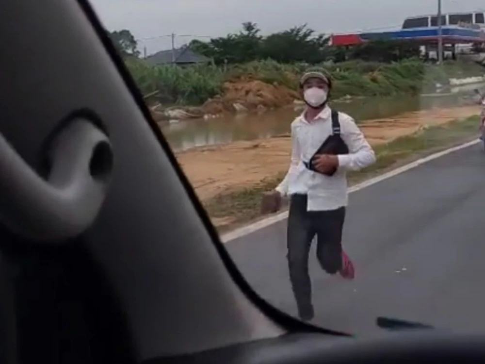 đập phá xe cấp cứu