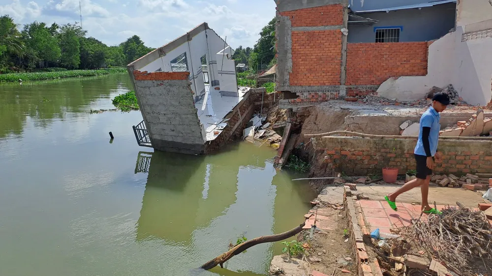 Vụ sạt lở tại khu vực bờ kênh Cần Lố, đoạn gần Đình thần Trà Bông, xã Nhị Mỹ, huyện Cao Lãnh, Đồng Tháp hồi tháng 5 Vụ sạt lở tại khu vực bờ kênh Cần Lố, đoạn gần Đình thần Trà Bông, xã Nhị Mỹ, huyện Cao Lãnh, Đồng Tháp hồi tháng 5