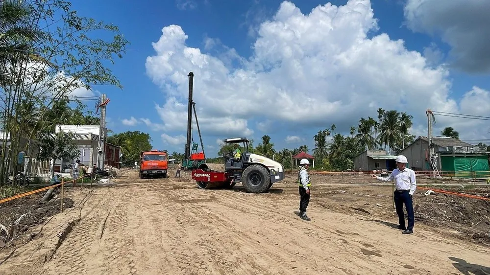 Công trường thi công dự án cao tốc đoạn Cần Thơ - Hậu Giang Công trường thi công dự án cao tốc đoạn Cần Thơ - Hậu Giang