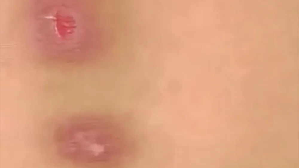 cha dượng hành hạ