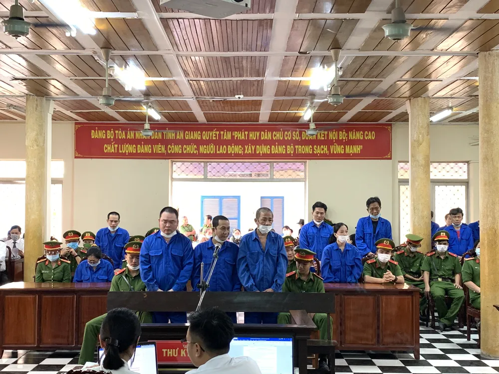 buôn lậu 51kg vàng