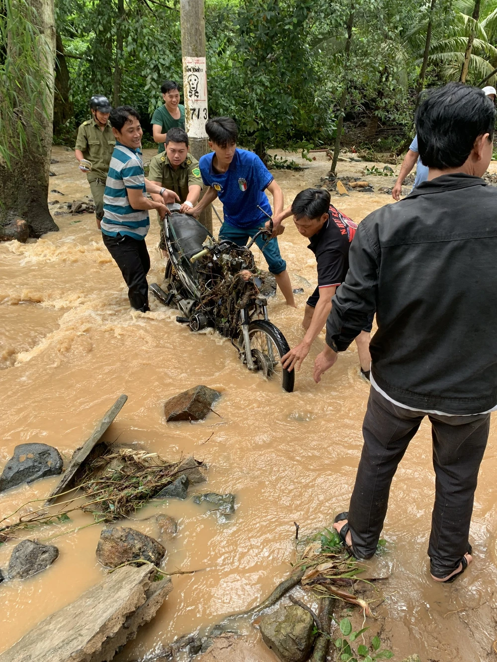 Xe máy bị lũ cuốn trôi