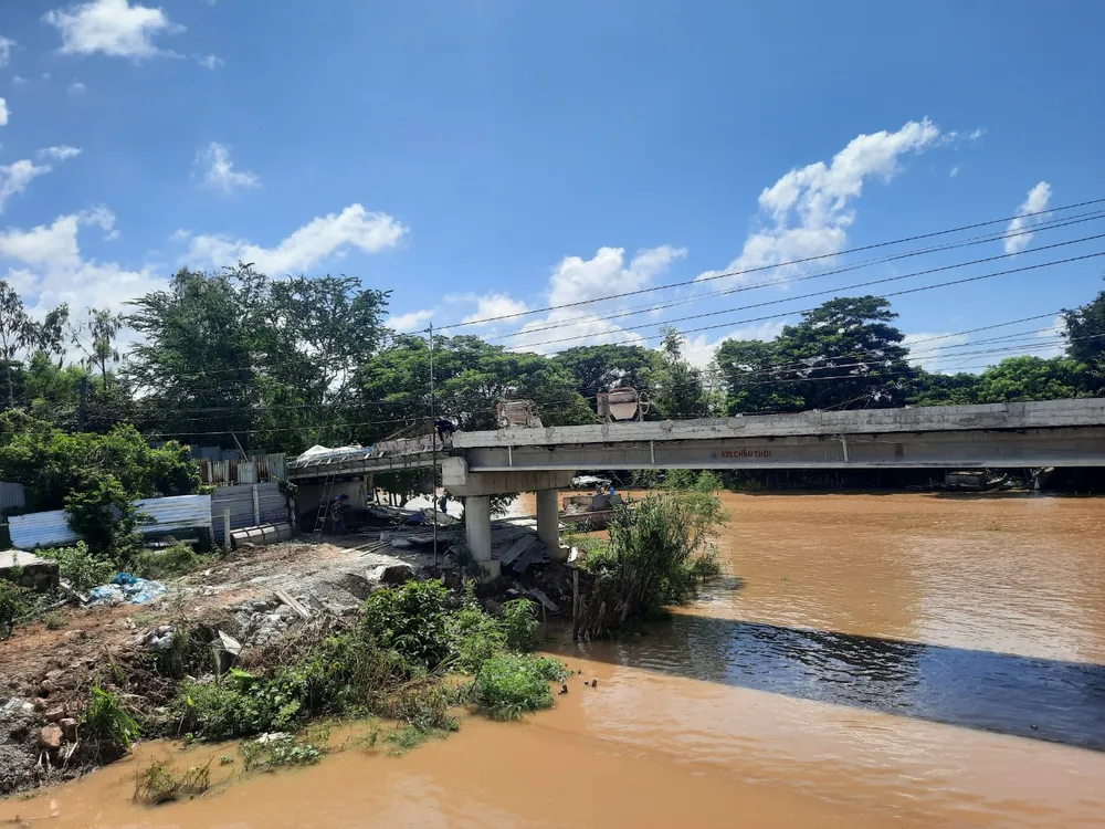 tạt nước sôi, đốt công an