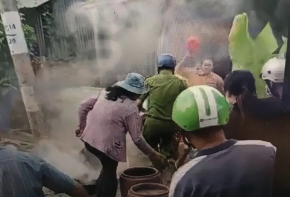 tạt nước sôi, đốt công an